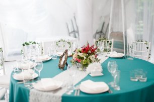 Стол для гостей в бирюзовом цвете