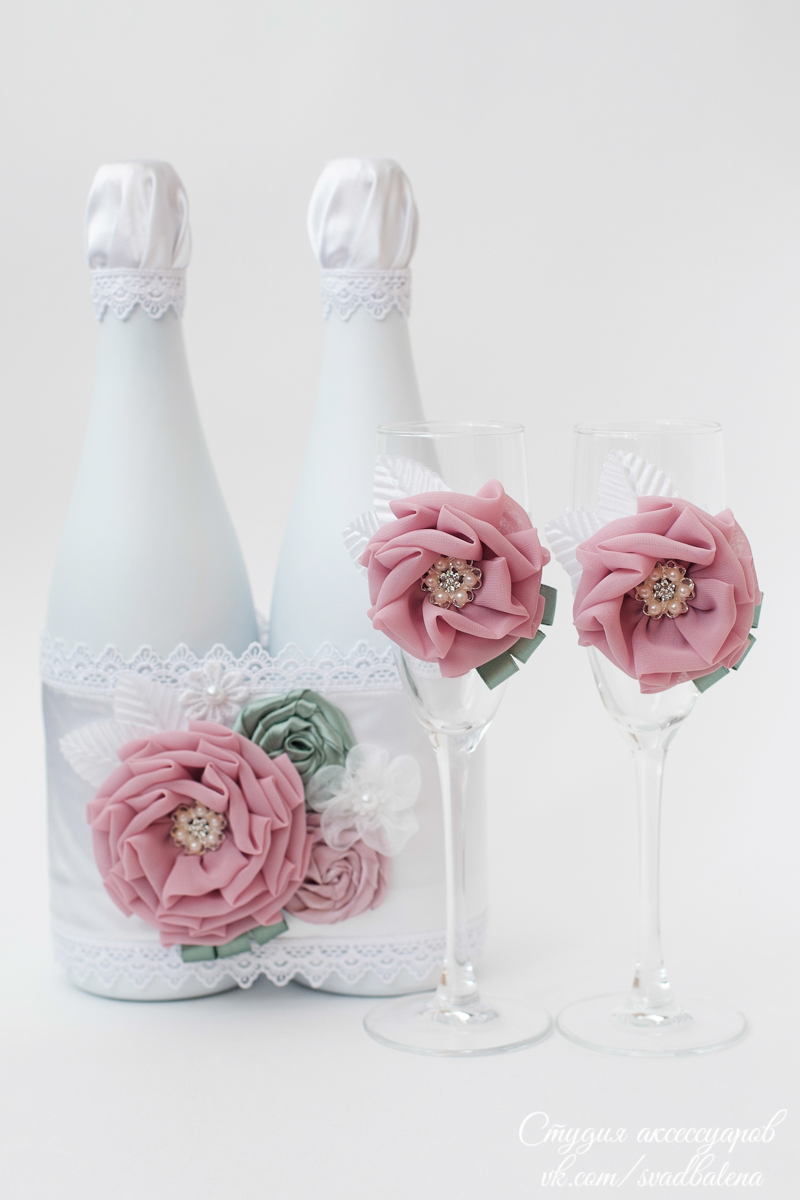 Свадебные бокалы и свадебное шампанское с тканевыми пионами
