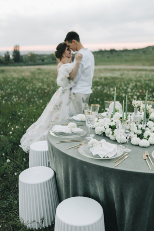 Свадьба в Крыму в поле ромашек.