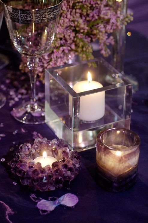 Декор стола: свеча в квадратной вазе