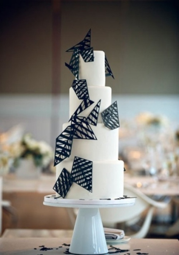 Свадебный торт украшенный оригинальными геометрическими фигурами
