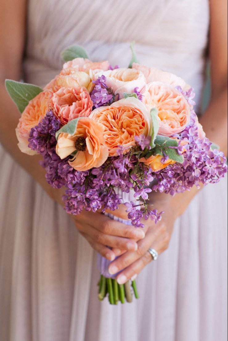 Оригинальное сочетание цветов в свадебном букете