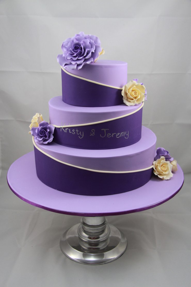 Свадебный торт: простота линий, цветы и инициалы молодоженов