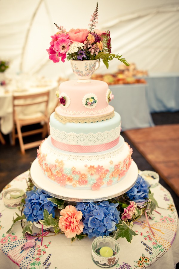 Свадебный торт с разнообразными украшениями