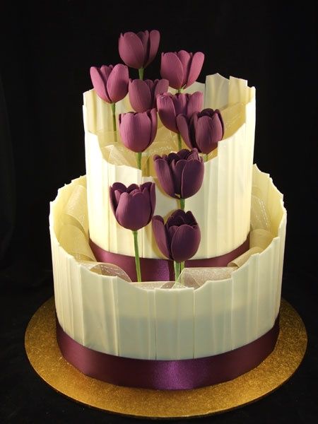 Свадебный торт, украшенный тюльпанами и лентами
